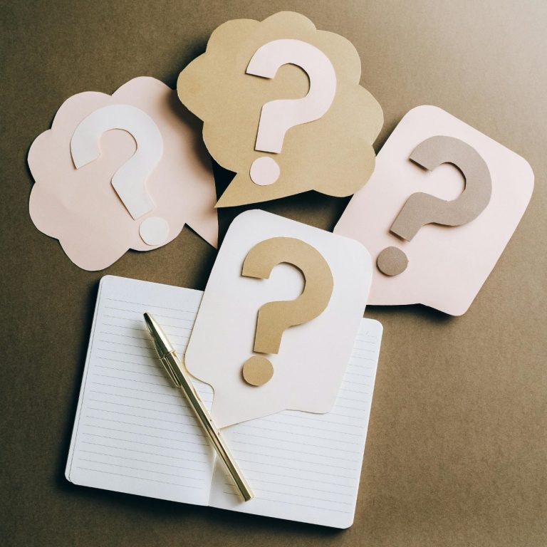 7 Fragen beantworten Fragezeichen aus Pappe